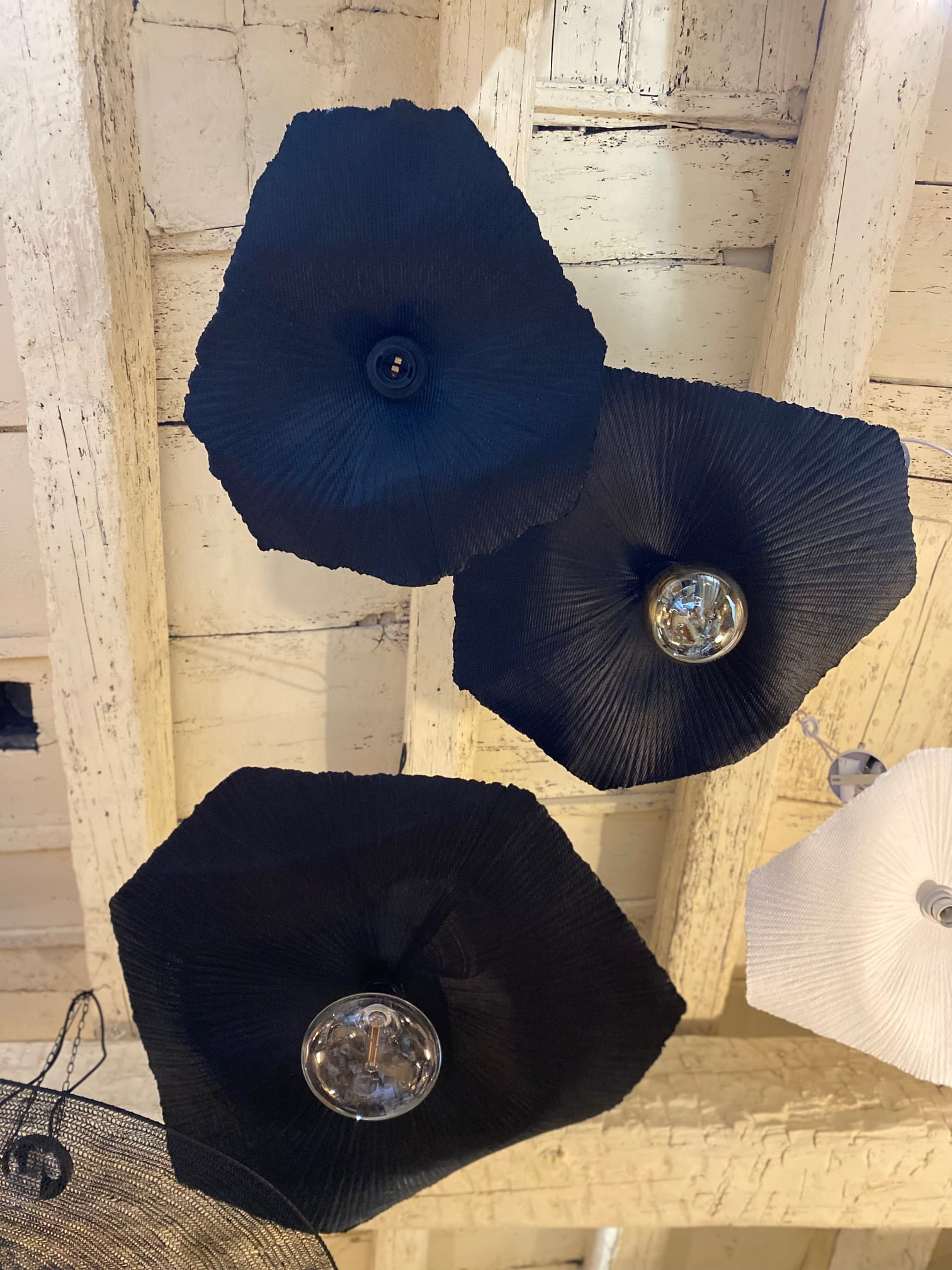 Suspension Flower noire en papier mâché Luminaires