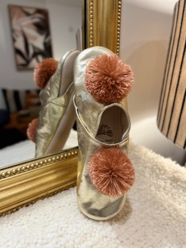 Babouches en daim avec pompons