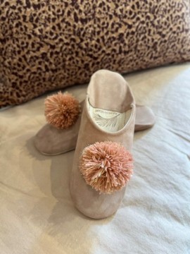 Babouches artisanales en cuir et daim avec pompon