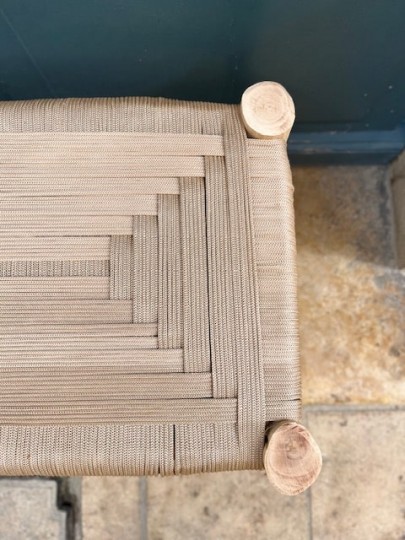 Banc artisanal en bois et corde beige