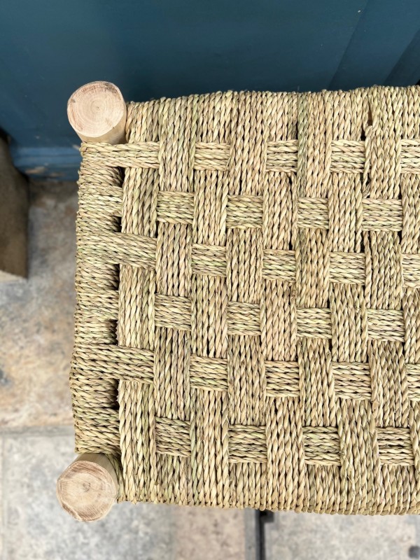 Banc artisanal en bois et doum tressé en damier