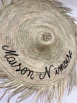 Chapeau mural à franges en feuille de palmier – Brodé “Maison Nîmoise”