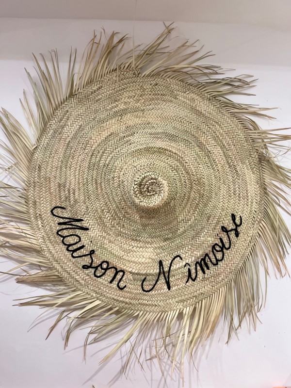 Chapeau mural à franges en feuille de palmier – Brodé “Maison Nîmoise”