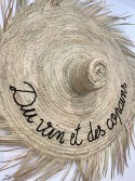 Chapeau mural à franges en feuille de palmier – Brodé “Du vin et des copains” 100 cm