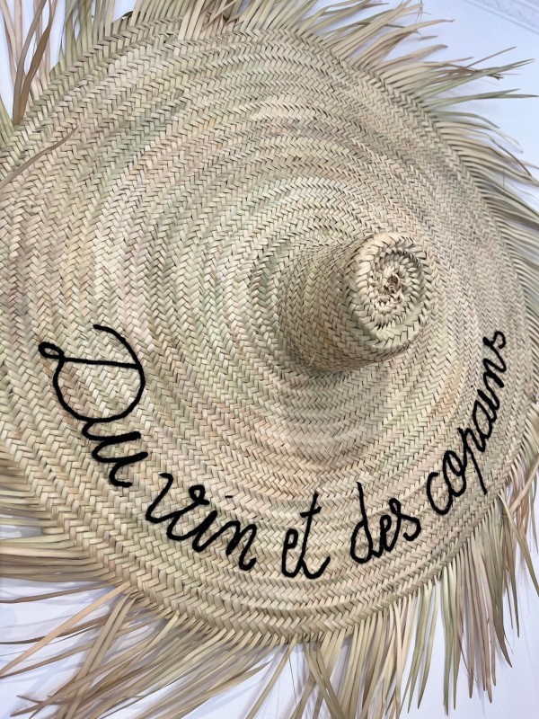 Chapeau mural à franges en feuille de palmier – Brodé “Du vin et des copains” 100 cm