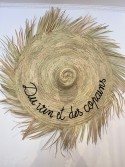 Chapeau mural à franges en feuille de palmier – Brodé “Du vin et des copains” 100 cm