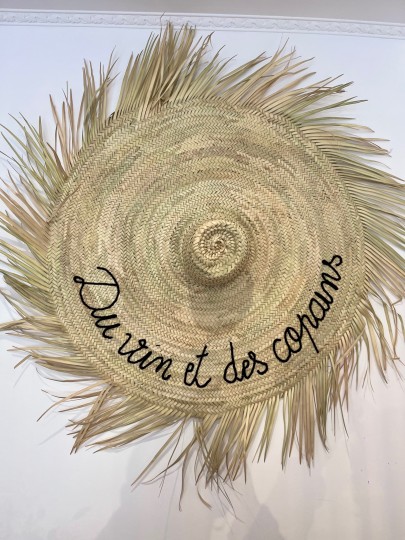 Chapeau mural à franges en feuille de palmier – Brodé “Du vin et des copains” 100 cm