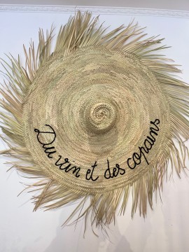 Chapeau mural à franges en feuille de palmier – Brodé “Du vin et des copains”