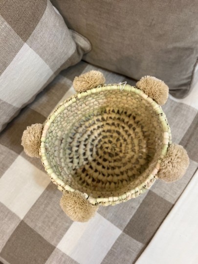 Corbeille à pompon beige en feuille de palmier 20 cm