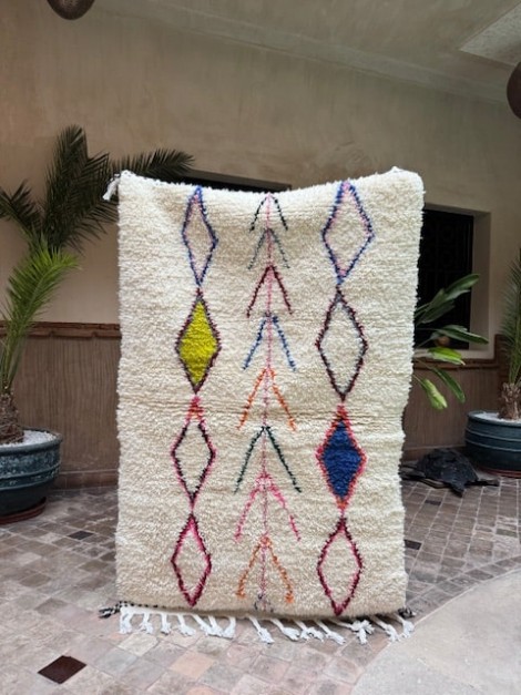 Tapis Beni Ouarain à motifs colorés – Laine naturelle ultra douce – Fait main au Maroc 143 x 100 cm