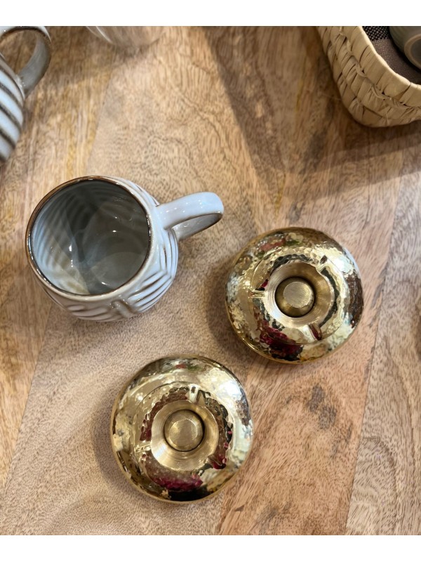 Petit cendrier soucoupe en laiton martelé doré – Fabrication artisanale | 12 × 10 cm