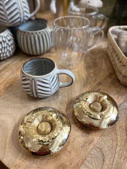 Petit cendrier soucoupe en laiton martelé doré