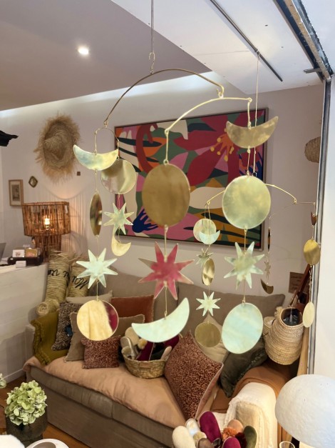 Mobile en laiton doré artisanal – Lune, étoile et formes suspendues | 50 × 40 cm