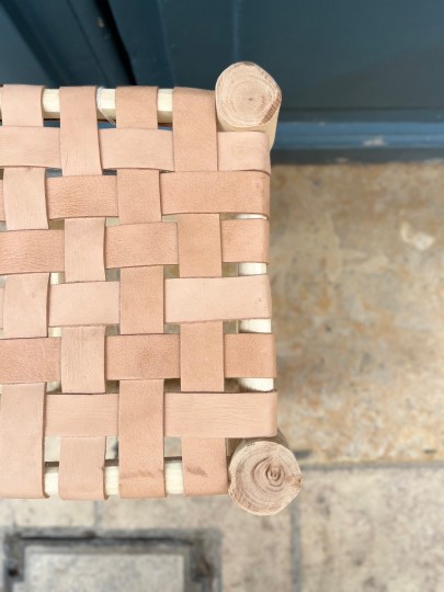 Tabouret en bois & cuir tressé 40 cm